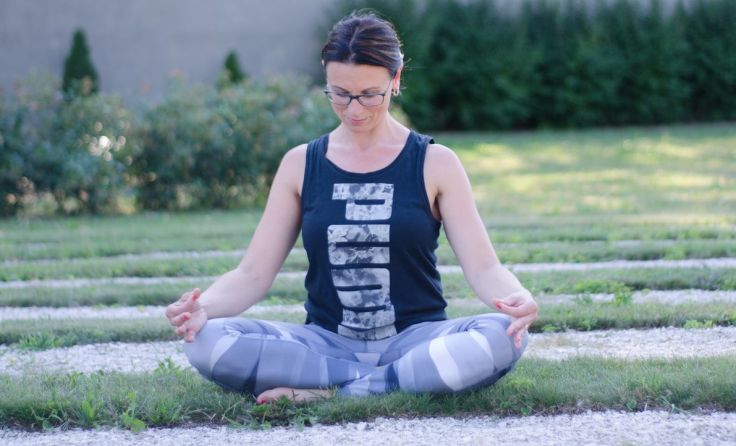 Petra Palmetshofer bei einer Yoga-Einheit im Klostergarten. Foto: Palmetshofer