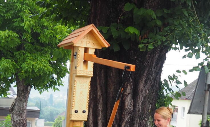 Sabine Gründling bei der Enthüllung des Brunnen. (Foto: Heimatverein Katsdorf)