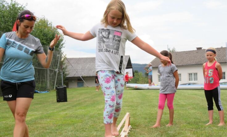 Gleichgewichtsgefühl war an der Slackline gefragt. (Foto: Bruno Lumetsberger)