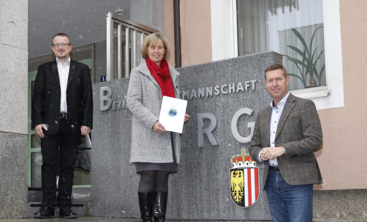 v.l.: Bezirkshauptmann Werner Kreisl, Elfriede Lesterl und Wolfgang Greil (Foto: Langeder Wolfgang)