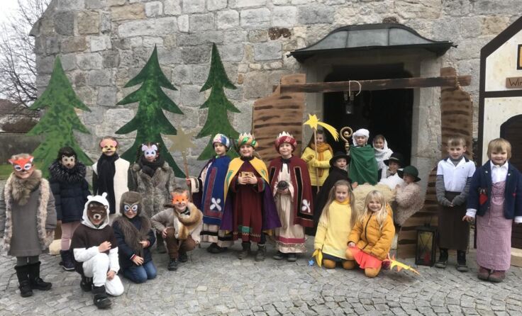 Die Schüler stimmten sich mit einer Aufführung auf Weihnachten ein, (Foto: Isabella Berlesreiter)