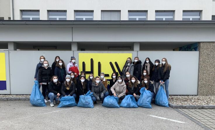 Rund um das Schulareal wurde achtlos weggeworfener Müll eingesammelt. (Foto: HLW Perg)