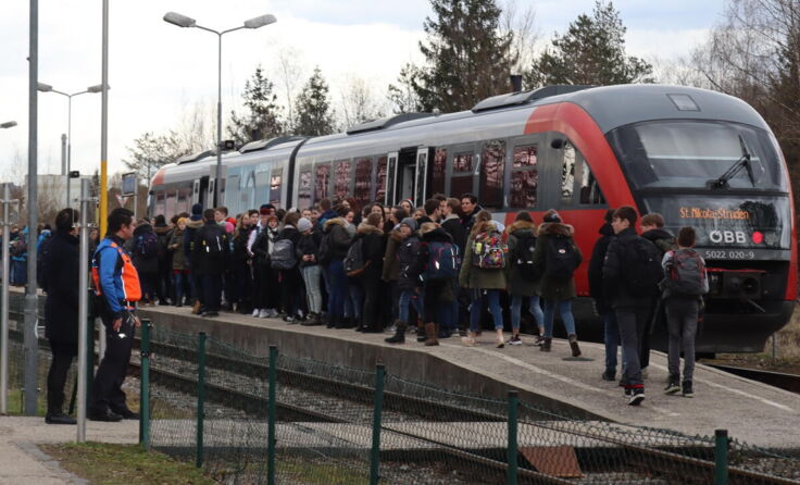 Dichtes Gedränge in der „Rush Hour“ am Baumgartenberger Bahnsteig (Foto: Hochgatterer)