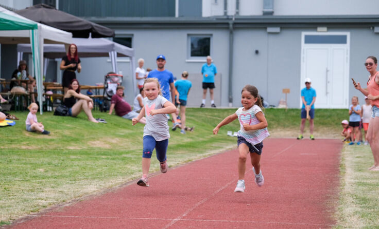 Isabella Moser und Amelie Grafeneder im Laufduell. (Foto: RUEDIGER JAHNEL)