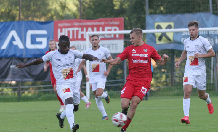 Luvumbu Vemba (li.) sorgte für den ersten Saisontreffer der SU Bad Leonfelden. (Foto: Pirkes)