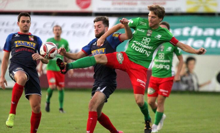 Pergs Daniel Steinbauer im Duell mit Grieskirchen-Kapitän Matthias Leibetseder. (Foto: piedie)