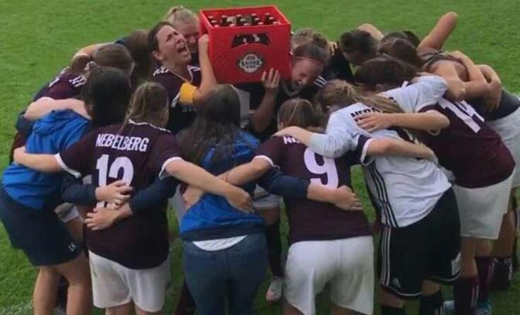 Auch beim Damenteam der Union Nebelberg wird mit Kaiser Bier gefeiert. (Foto: Union Nebelberg)