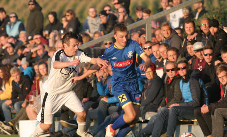 Lembachs Stefan Hinterleitner im Duell mit Putzleinsdorf-Youngster Leon Wögerbauer. (Foto: Pirkes)