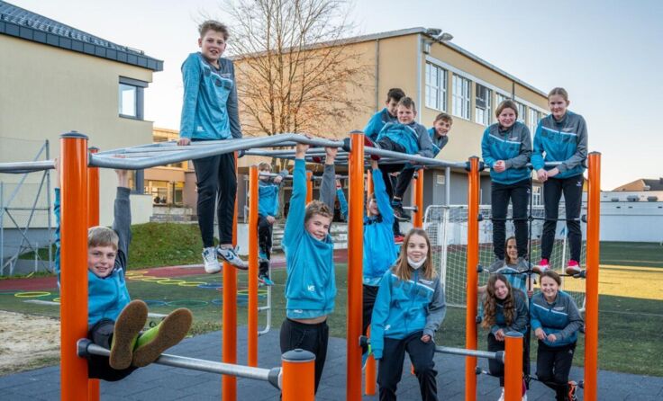 Die neue Anlage wird im Turnunterricht und in den Pausen bereits rege genutzt. (Foto: Josef Pils)