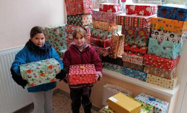 Volkschulkinder packten beim Verladen der Pakete mit an. (Foto: Gschwandnter/Marktgemeinde Naarn)