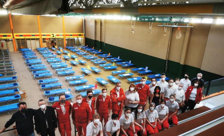 Aufbau des Notquartiers in der Bezirkssporthalle Perg (Foto: OÖRK Bezirksstelle Perg)