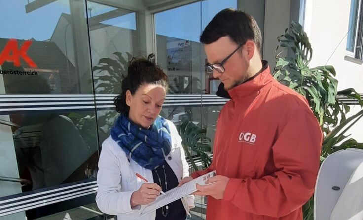 Unterschriftenaktion Regionalsekretär Pachner beim Unterschriftensammeln. (Foto: ÖGB Perg)