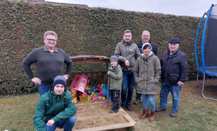 Sandkistenaktion in Naarn: Besuch bei der Familie Kirchgrabner in Au/Donau (Foto: ÖVP Naarn)