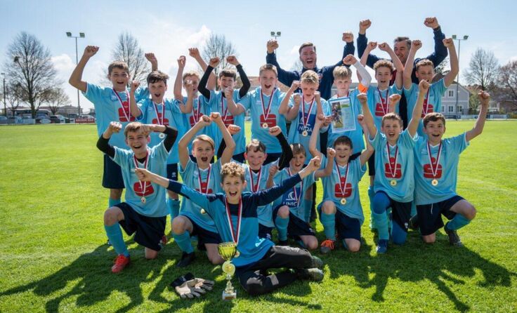 Riesenjubel bei den Kreuzener Sportmittelschülern und ihren Betreuern. (Foto: Josef Pils)