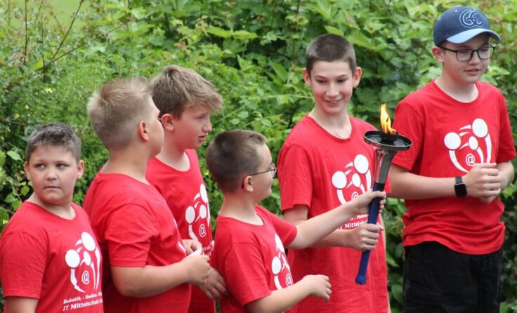 Greiner Schüler beteiligten sich am Fackellauf im Zeichen des Friedens. (Foto: MS Grein)