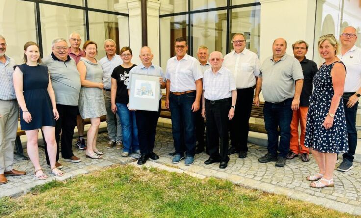 Nikolaus Prinz inmitten der großen Gratulantenschar. (Foto: Leader-Region Perg-Strudengau)