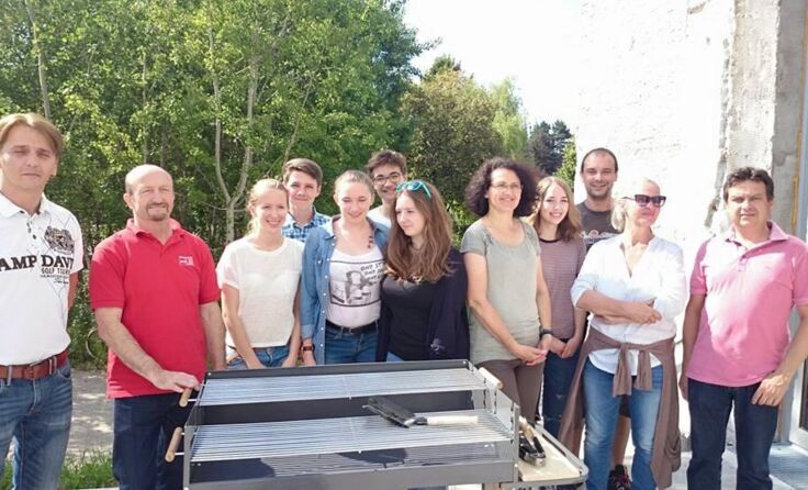 Die Freude über den neuen Griller war groß im Jugendzentrum YOUX