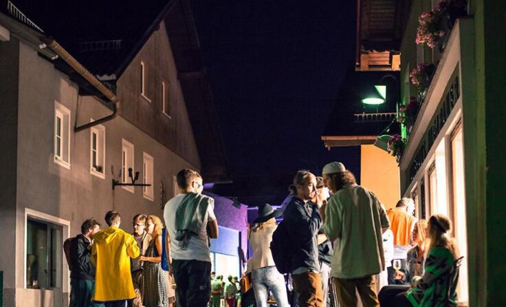 Die Hauptstraße in Attersee wird zur Partymeile.