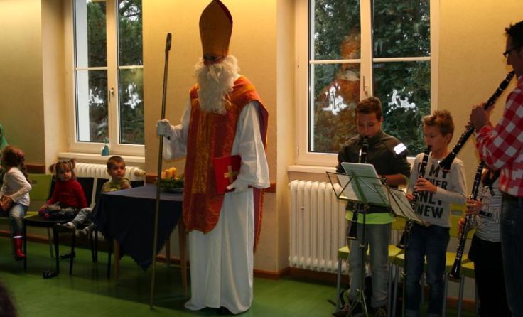 Der Nikolausbesuch wurde mit Musik begleitet.