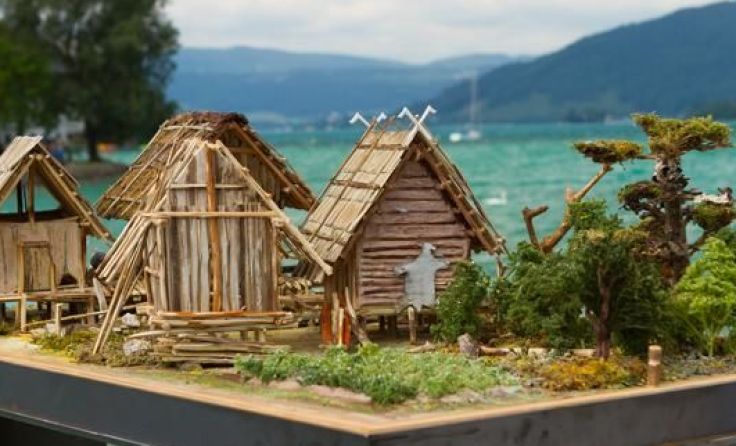 Das Pfahlbaudorfmodell in Seewalchen Foto: Phototheker Wolfgang Kühn