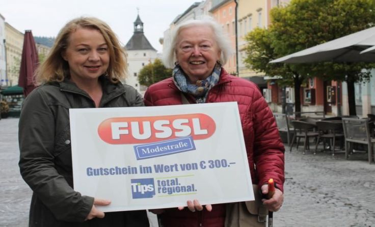 Tips Vöcklabruck Redakteurin Martina Ebner (l.) mit Gewinnerin Gertrude Holzinger aus Regau