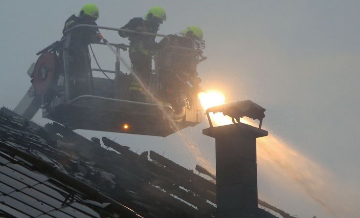Bei einer Mostschänke in Neukirchen/V. stand der Dachstuhl in Vollbrand. Foto: Klein