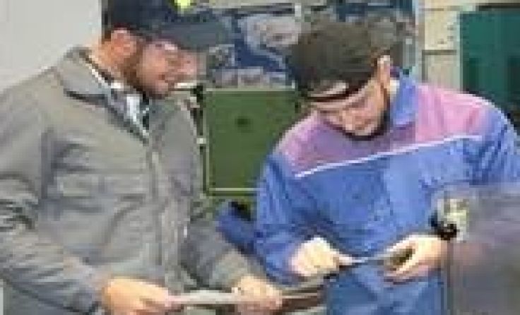 Lukas Untersberger (23), Ausbildner im Bildungszentrum Lenzing, mit Lehrling Philipp Wagner (17)