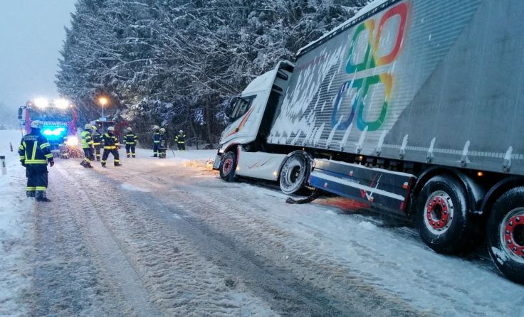 Mittels Seilwinden wurde der LKW wieder auf die Straße gezogen. Foto: FF Frankenburg