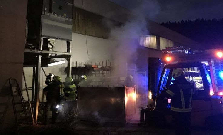 Erst in den Morgenstunden wurde der Brand in dem Spänesilo entdeckt. Foto: FF Regau