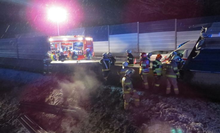 Die Lärmschutzwand wurde zerstört, der Lenker schwer verletzt. Foto: FF St. Georgen