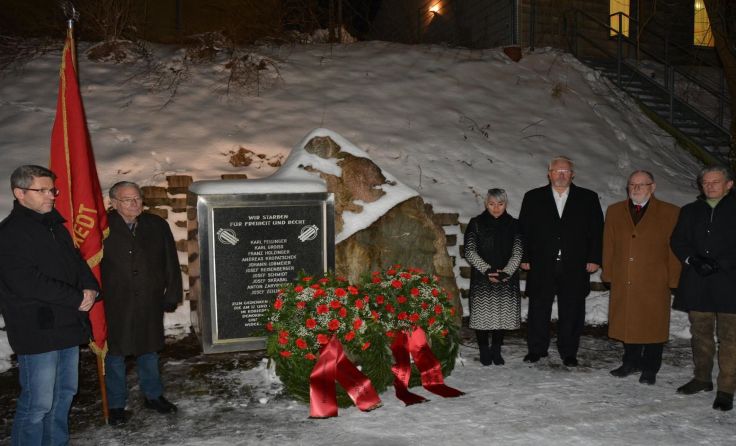Beim Gedenkstein vor dem ehemaligen Arbeiterheim in Holzleithen wurde der Toten gedacht. Foto: SPÖ