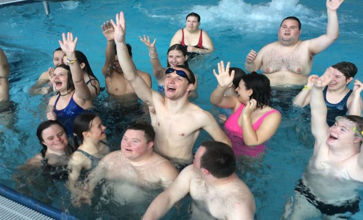 Schüler der Phönixschule trainierten mit Special Olympics Schwimm-Athleten.