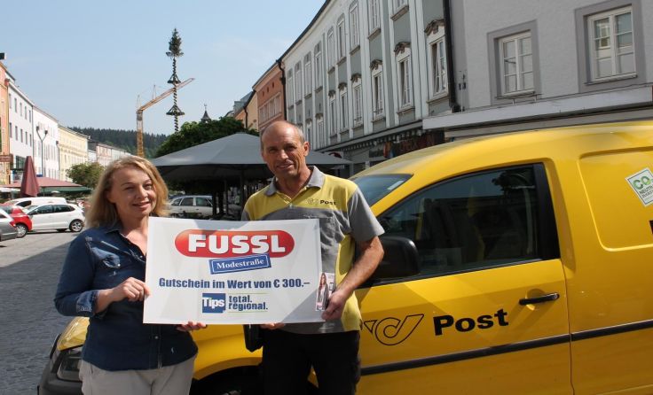 Gewinner Josef Schrattenecker mit Tips-Redakteurin Martina Ebner