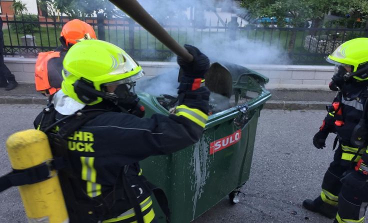Löscharbeiten in der Volkssiedlung Foto: FF Vöcklabruck