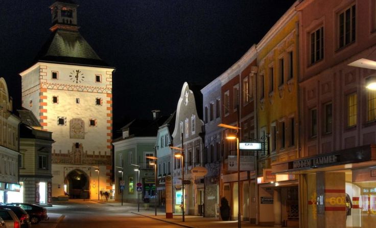 Die attraktive Vöcklabrucker Vorstadt mit dem schön beleuchteten Unterem Stadtturm