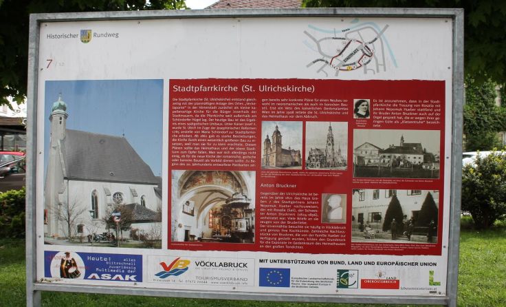 Diese Tafel am „Historischen Rundgang“ beschreibt die Stadtpfarrkirche St. Ulrich.