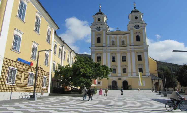 Kirchenplatz mit Basilika St. Michael im Zentrum von Mondsee Foto: www.mondsee.at