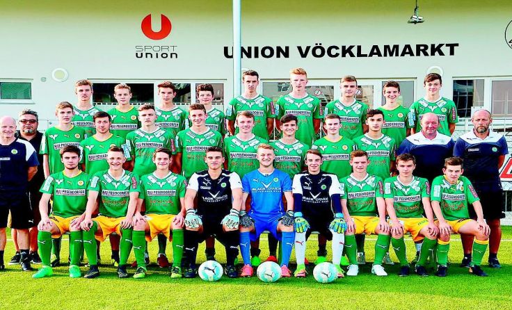 Die U18 freut sich über die Unterstützung von den Rängen.