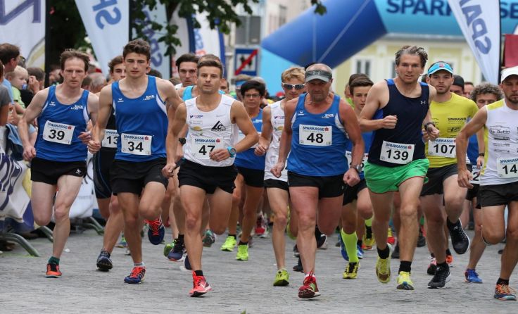 Der Vöcklabrucker Stadtlauf genießt Kultstatus.