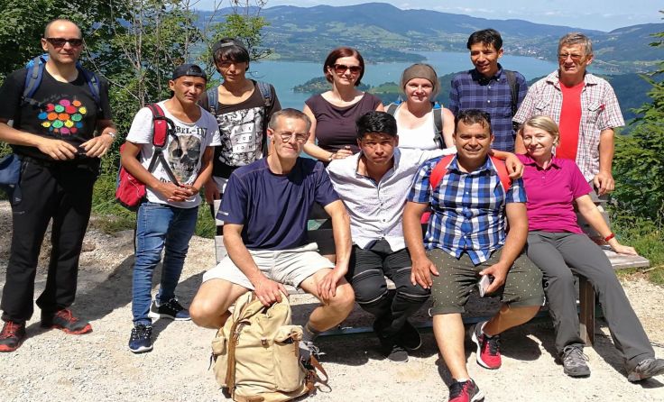 Asylwerber und Helfer bei einer Wanderung zur Eisenauer Alm. Foto: privat