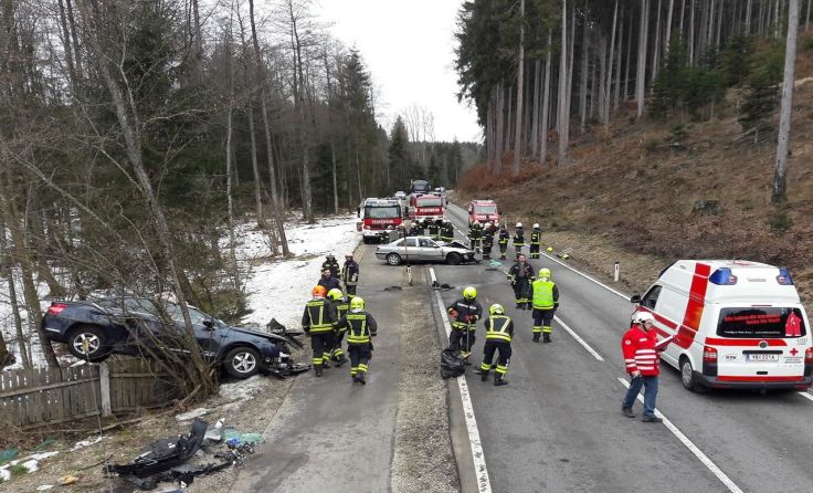 FF Vöcklabruck 2018 im Einsatz: Verkehrsunfall im Diesenbach Foto: FF Vöcklabruck 