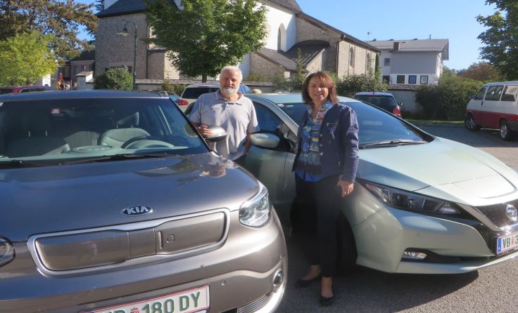 Sabine Watzlik und Ernst Schausberger mit E-Autos. Foto: KEM