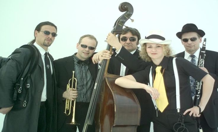 Musikkommissarin Flunke mit den Schurcken-Musikern. Foto: Gerhard Klocker 