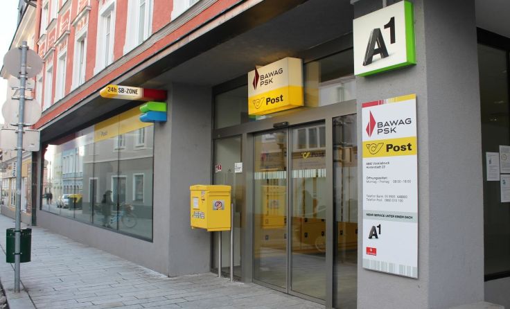 Bald getrennt: die Filialen von Post und Bawag am Stadtplatz Vöcklabruck Foto: Mac