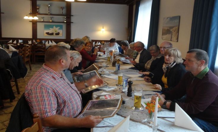 Beim gemeinsamen Mittagessen gemütlich plaudern Fotos (2): Bretbacher