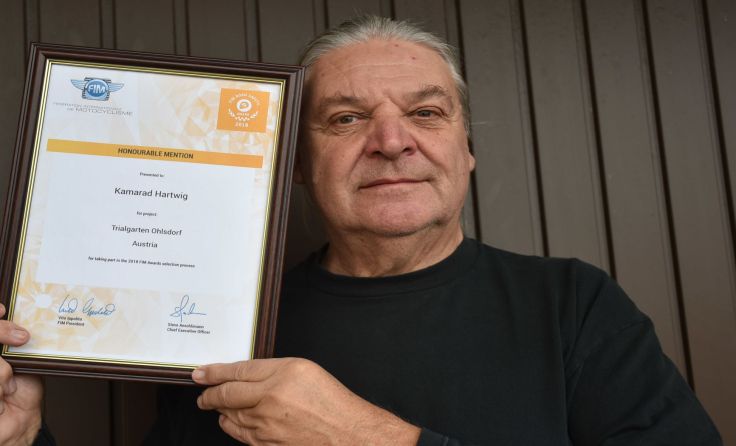 Hartwig Kamarad mit FIM Road Safety Award. Foto: privat