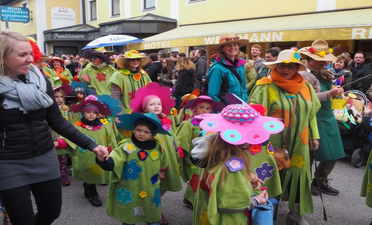 Kindergartenkinder beim Fuß-Faschingsumzug