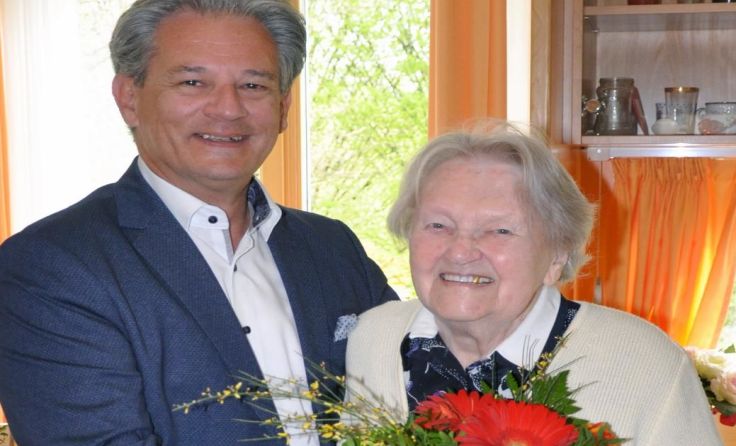 Bürgermeister Peter Groiß gratulierte Maria Schwaiger. Foto: Stadtgemeinde Attnang-P.