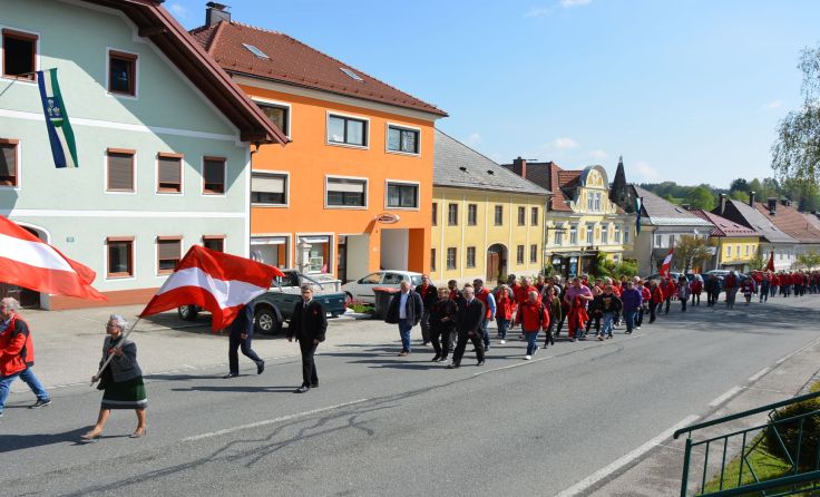 Mehr als 500 Kundgebungsteilnehmer marschierten durch Frankenmarkt. Foto: SPÖ Vöcklabruck