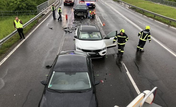 Drei beschädigte Fahrzeuge sowie verletzte Personen waren die Bilanz des Unfalls.